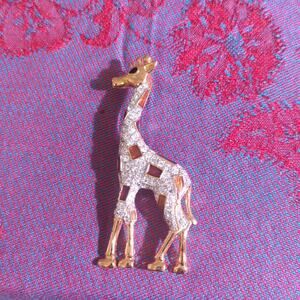 Roman's Signed Rhinestone Encrusted Brown Enameled Gold Tone Giraffe Brooch